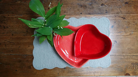 Plat coeur ou plat carré céramique : quel format de présentation pour quel usage à table ?