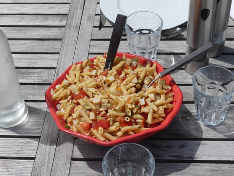 Salade de Pennes, Surimi, Basilic, Féta