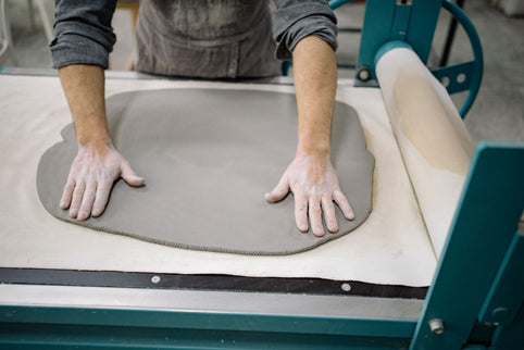 Façonnage céramique au tour ou façonnage à la plaque pour les créations