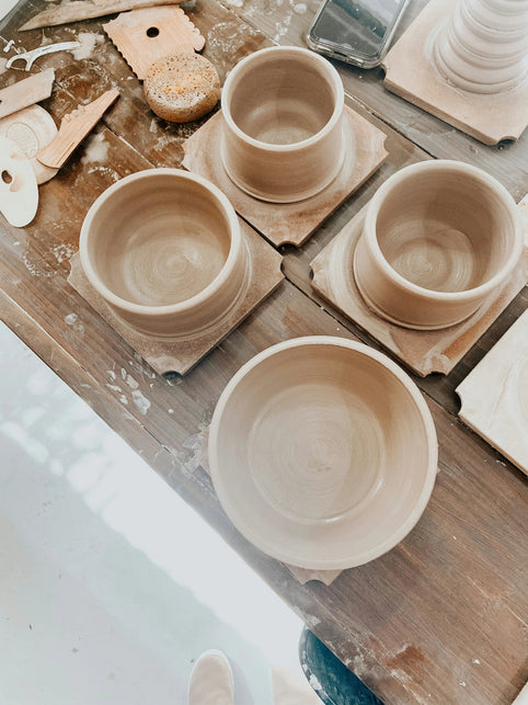 Vaisselle en terre cuite artisanale : pourquoi choisir la céramique façonnée à la main